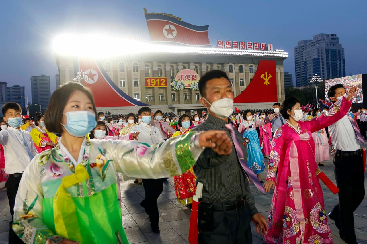 El desfile se produjo horas antes de que miles de jóvenes realizaran un baile masivo en la plaza mientras los fuegos artificiales lanzados desde la orilla de un río cercano iluminaban el cielo nocturno.