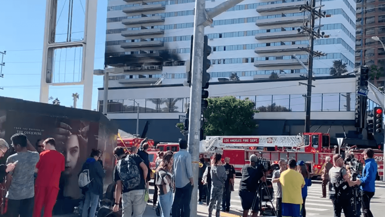 LAFD respondió masivamente a la emergencia por incendio en una unidad localizada en el piso 6, alrededor de las 8:30 a.m. de este miércoles.
