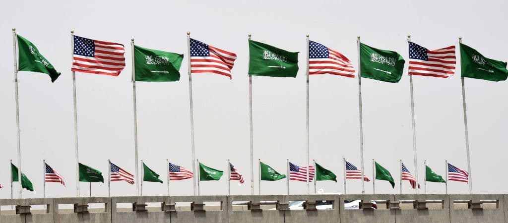 Trump participará en un encuentro con los países del Consejo de Cooperación del Golfo (CCG) -Arabia Saudita, Kuwait, Emiratos Árabes Unidos, Baréin, Catar y Omán- así como en una cumbre con líderes y representantes de medio centenar de países árabes e islámicos.
