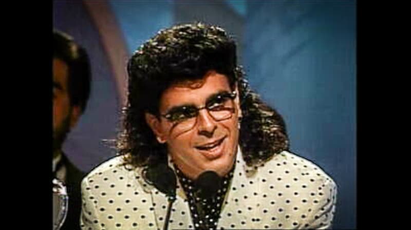 Luis Enrique recibió muy conmovido el premio a Mejor Artista Solista en la categoría Tropical/Salsa.