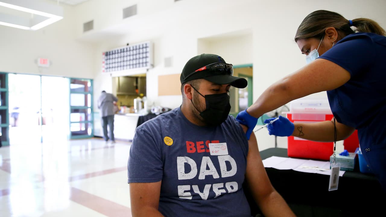 “Las vacunas son seguras”: Instan a la comunidad latina a inmunizarse ante preocupantes cifras de coronavirus