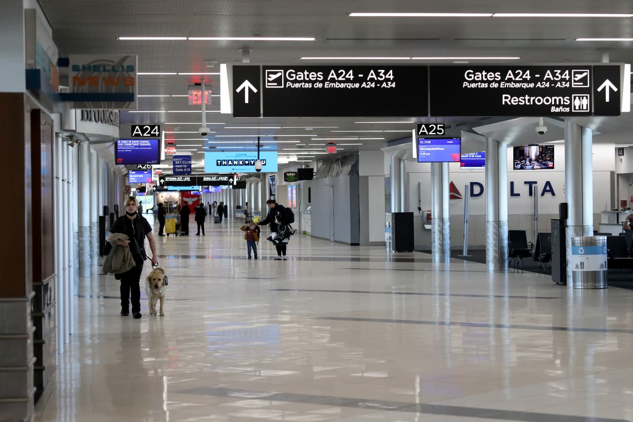 Los viajeros caminan a través de la terminal A en el Aeropuerto Internacional Hartsfield-Jackson de Atlanta el 20 de abril de 2020.