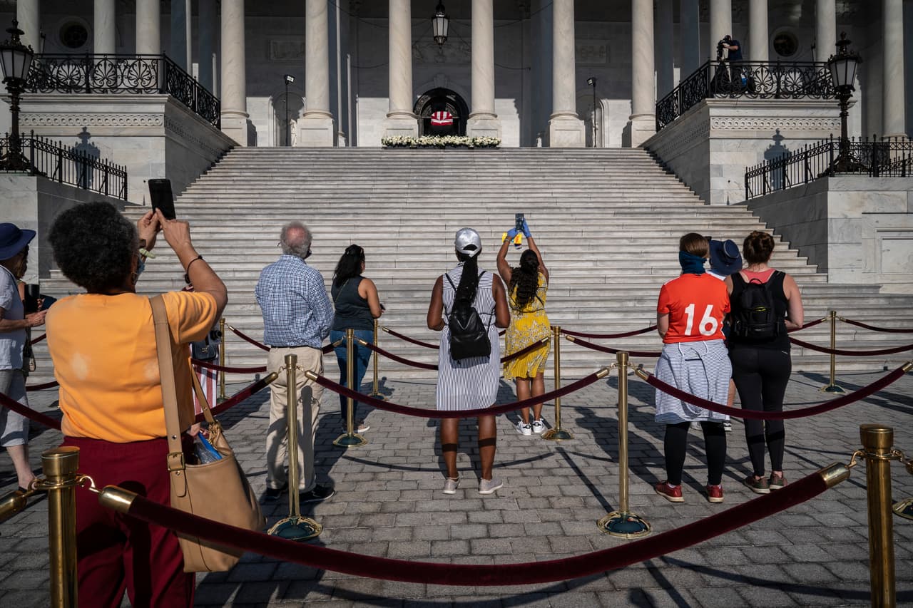 John Lewis cruza el puente Edmund Pettus en Selma por última vez
