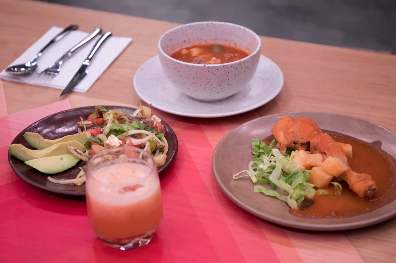Las Bárcenas también fueron aplaudidas por su menú: salpicón, carne con papas en caldillo y asado de pollo. Les fue muy bien con los comentarios de los jueces. Marcela, Dulce y Ruth confesaron sentirse más tranquilas luego de las malas decisiones tomadas en el bufette de desayunos.