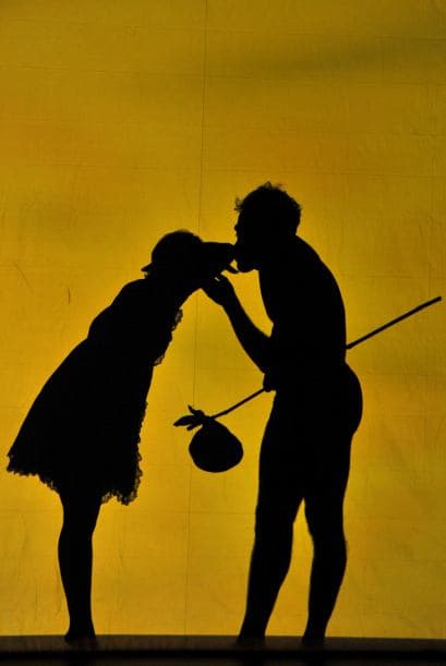 La compañía hace uso de pantallas gigantes y efectos sonoros para su espectáculo.