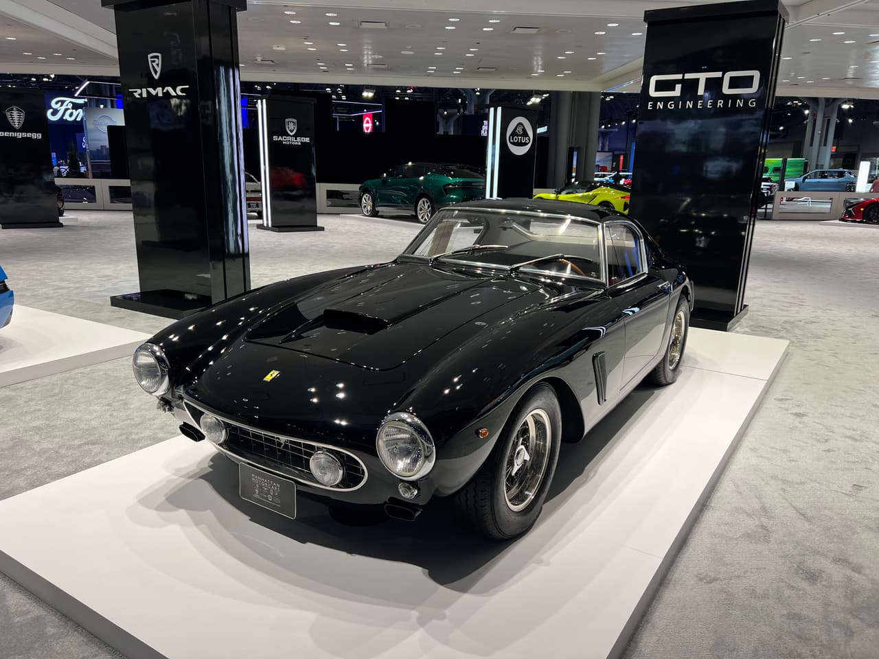 ¿Un Ferrari clásico? En el auto show de Nueva York se exhibe este.