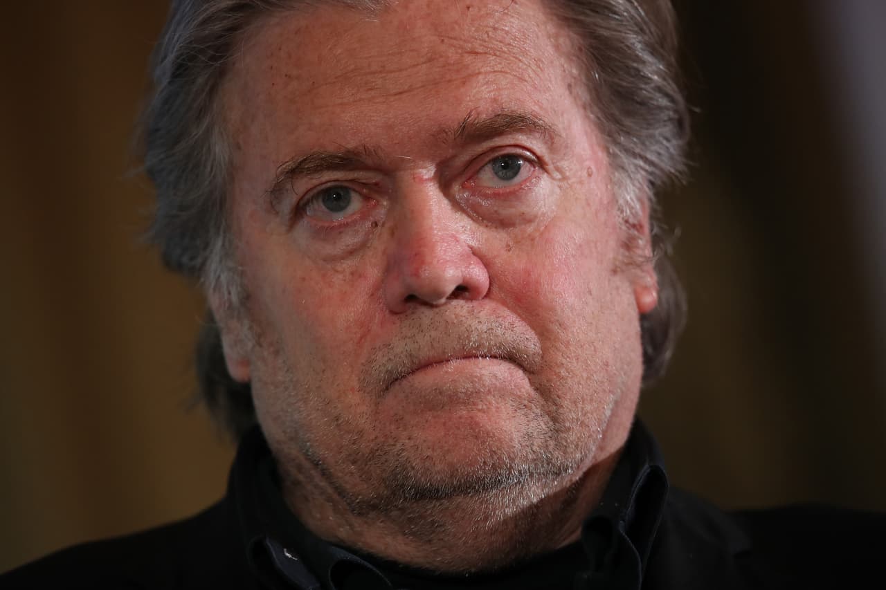 ¿Por qué el indulto de Trump a Steve Bannon podría no librarlo de otras acusaciones y demandas?