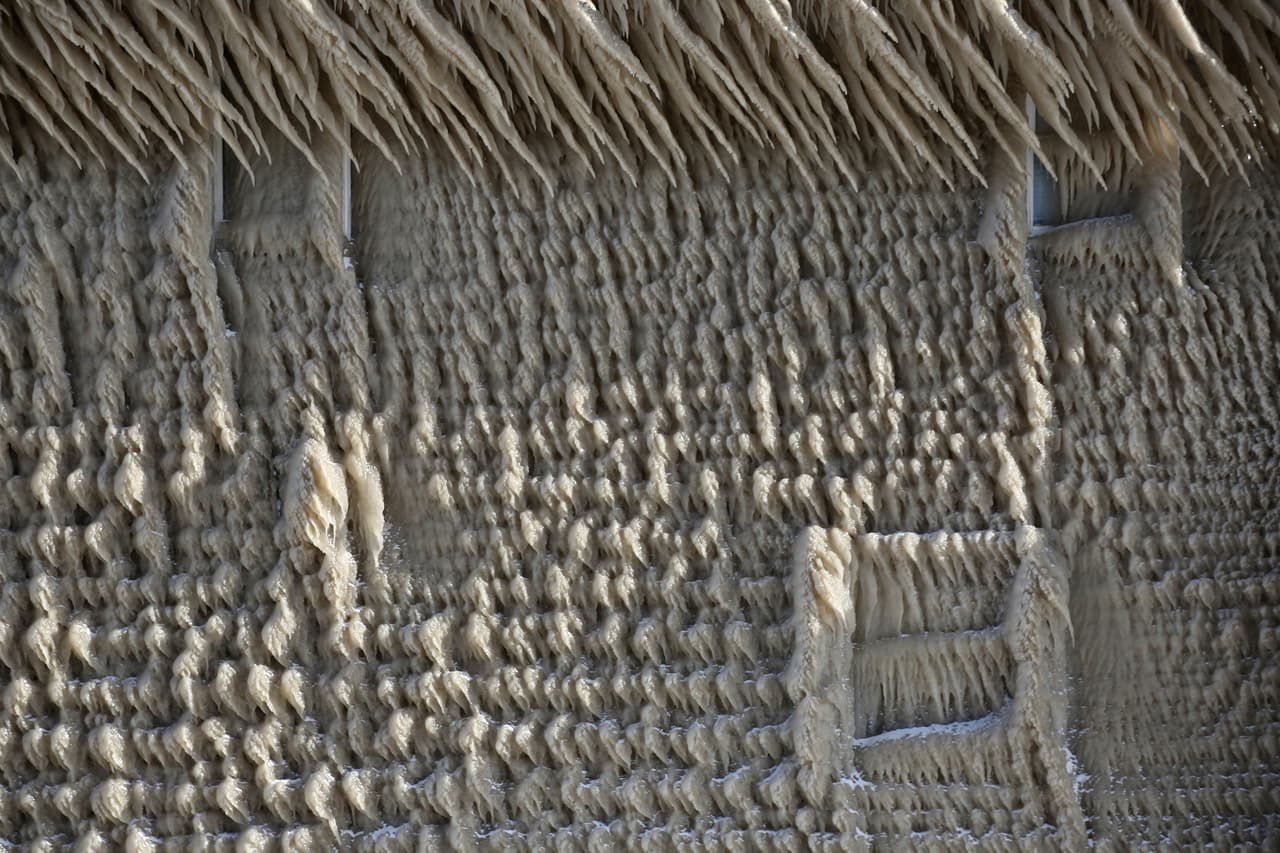 Hogares a lo largo de Hoover Beach amanecieron cubiertas de hielo gracias a fuertes vientos y grandes olas que llegaron del lago Erie, el sábado 29 de febrero de 2020.