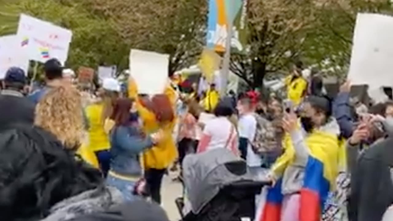Dado a las manifestaciones, el 
<i><b>presidente de Colombia activa a la milicia</b> </i>para controlar las protestas por la medida. Esto, provocó enfrentamientos entre los ciudadanos y los oficiales.