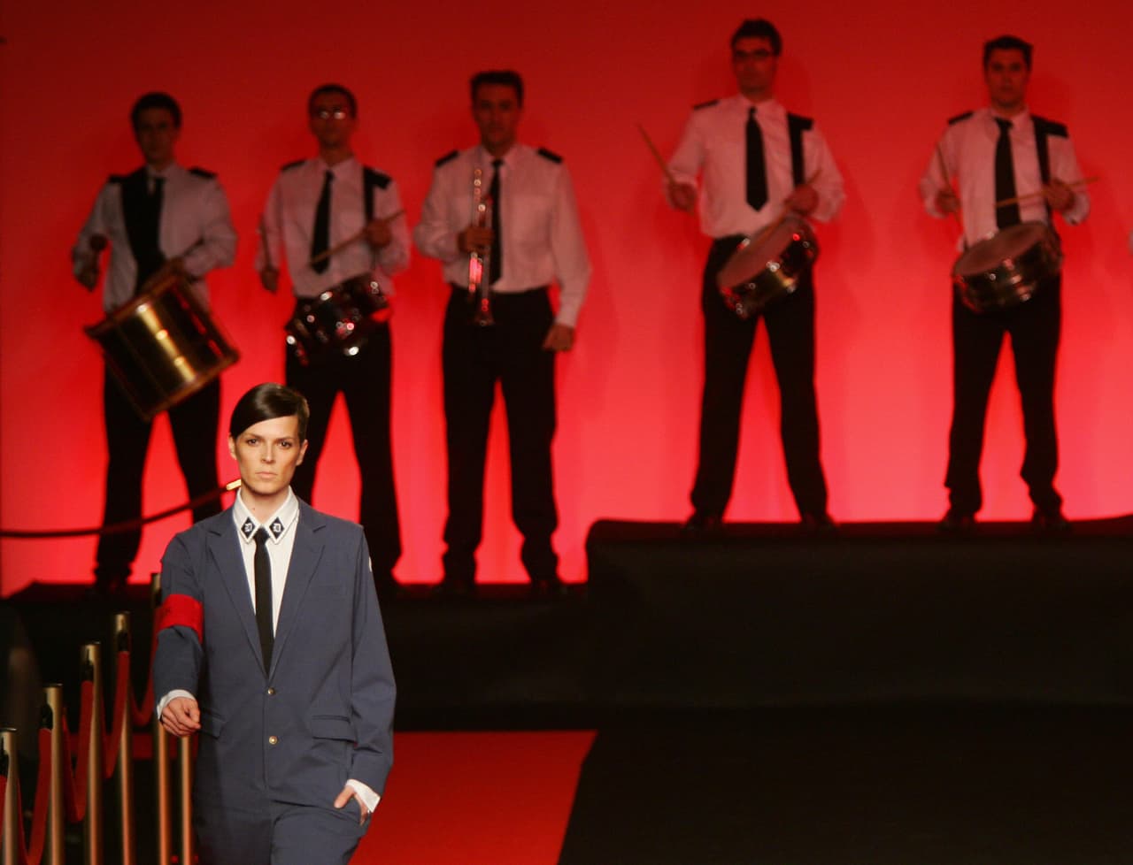 Su 'look' fue descrito como andrógino y aprovechado al máximo en la pasarela, como se le observa en primer plano, en este desfile de 2006.