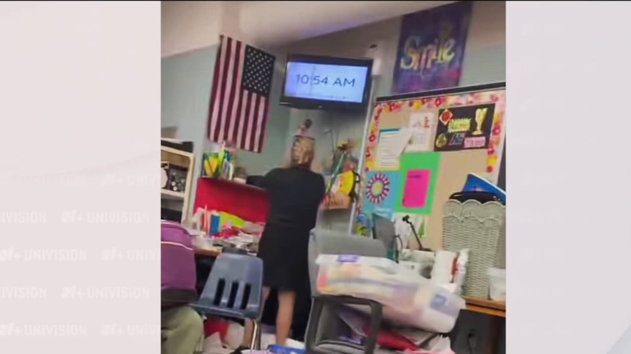 Maestra de Hillsborough podría perder licencia tras colgar muñeca negra en aula