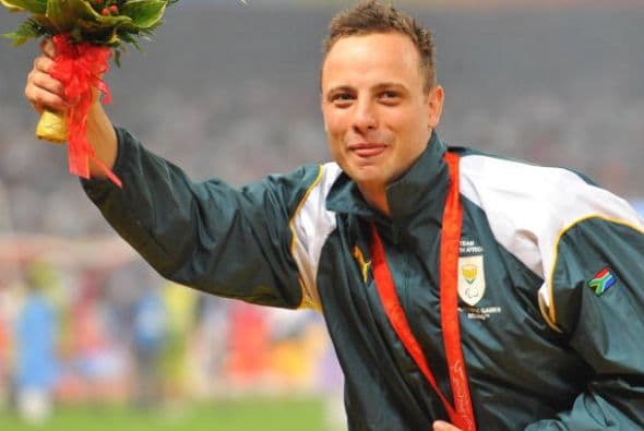 El atleta olímpico sudafricano Oscar Pistorius fue acusado formalmente hoy por la Policía del asesinato de su novia, que apareció muerta con cuatro disparos en el cuerpo en el domicilio de Pretoria del atleta.