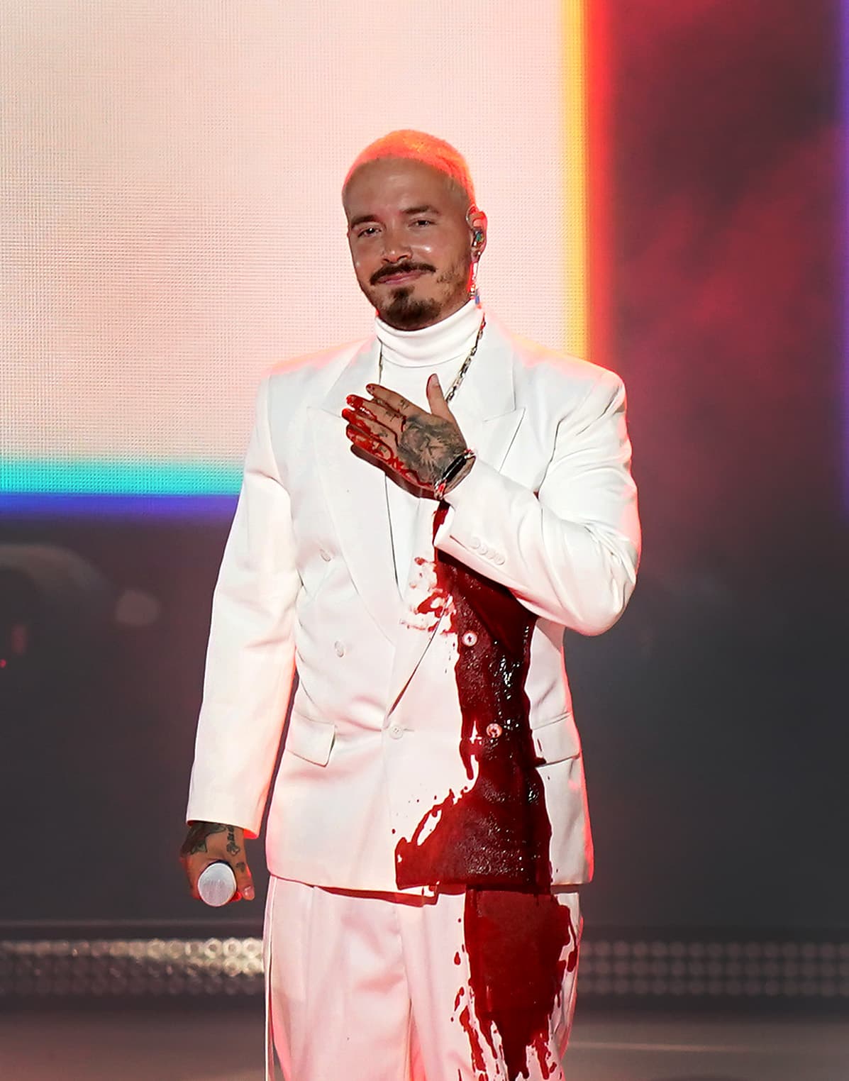 <h3 class="cms-H3-H3"><b>15.- Apoyo y solidaridad a quienes lo necesitan</b></h3>
<br>
<br>Durante la noche hubo un mensaje que unió a varios de los artistas y celebridades que se hicieron presentes en los Latin GRAMMY 2020, como J Balvin. Se trató de la hermandad y aliento hacia los afectados por los huracanes Eta y Iota que han afectado en las últimas semanas a México, Centroamérica y Colombia. 
<br>