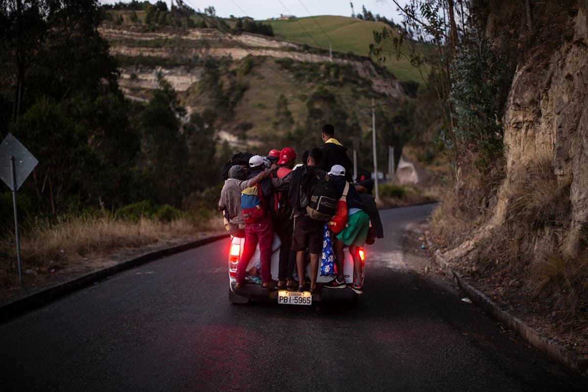 Cuando logran salir a una carretera, piden aventones para seguir el camino. Los conductores los dejan un poco antes de toparse con los puntos de control, que se han incrementado a raíz de la exigencia del visado en Ecuador.