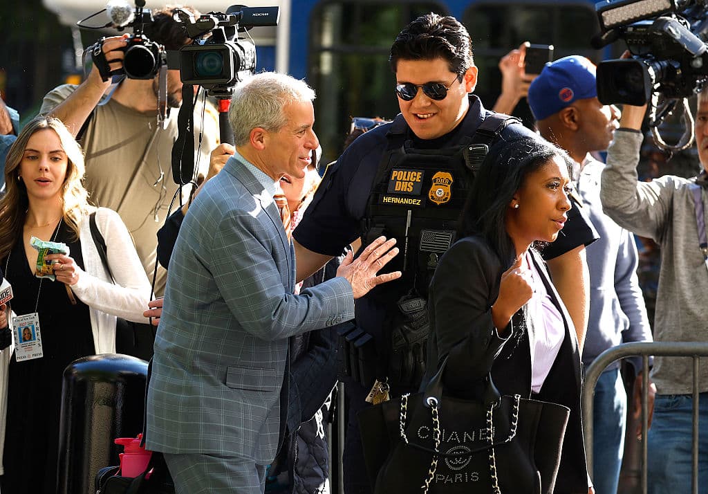Había periodistas y mucho público este 12 de mayo frente al tribunal en Manhattan. Para llegar a tiempo, el abogado del artista, Brian Steel, recibió la ayuda de las autoridades.