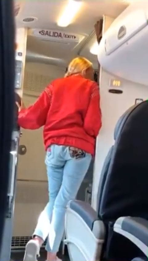 En el show, los conductores presentaron un video que les fue enviado por uno de los pasajeros minutos después del percance, en donde se ve a Bozzo intentando hablar con el piloto en la cabina del avión.