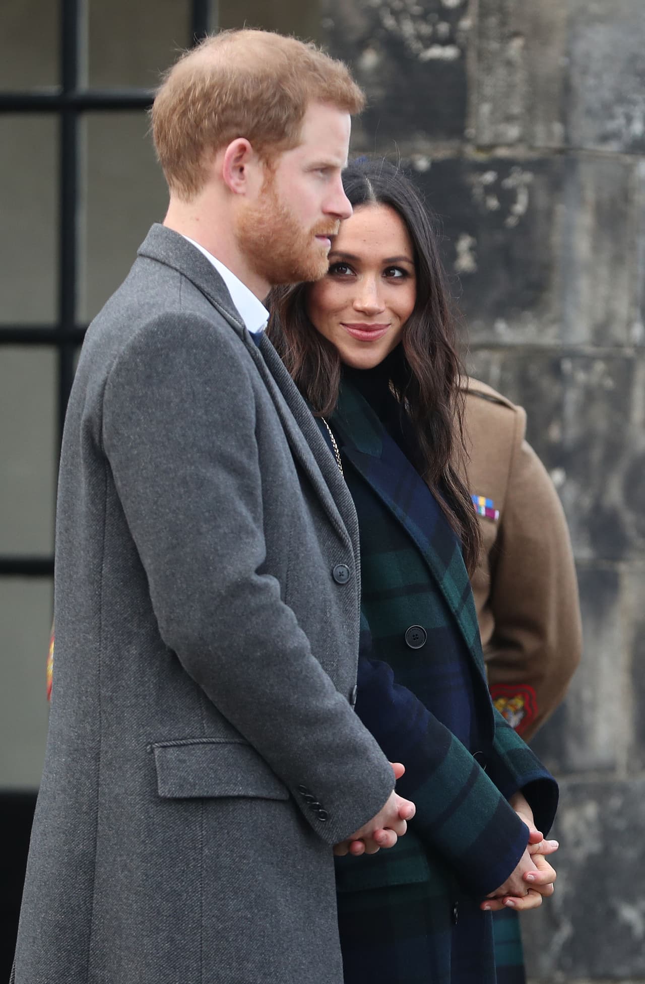 En las últimas semanas, Meghan y Harry han sido criticados por algunas de sus decisiones y por versiones de actitudes que han tomado. Por ejemplo, el pasado 27 de julio, el palacio de Buckingham 
<b><a href="https://www.univision.com/famosos/meghan-markle-y-el-principe-harry-desmienten-haber-hecho-prohibiciones-a-sus-vecinos-para-proteger-su-privacidad-fotos" target="_blank">emitió un comunicado</a></b> para deslindarlos de haber enviado un listado con recomendaciones a sus vecinos de Frogmore Cottage, supuestamente para evitar que pregunten por 
<b><a href="https://www.univision.com/famosos/meghan-markle-y-el-principe-harry-presentan-a-su-bebe-archie-harrison-mountbatten-windsor-fotos">Archie Harrison</a></b> o que acaricien a sus perros.