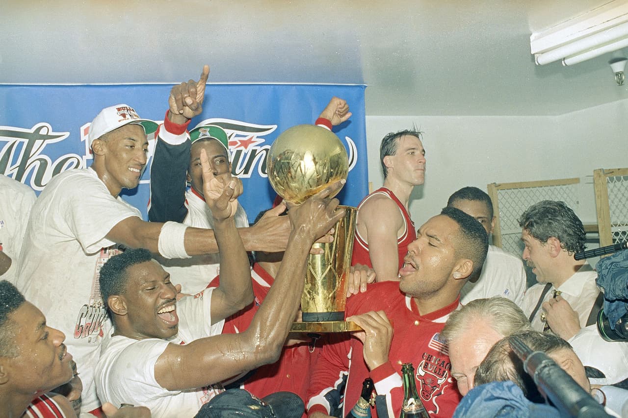 ‘The Last Dance’ o el Último Baile, nos ofrece esa oportunidad de regresar en el tiempo, de disfrutar en primera fila la historia del equipo más grande, los obstáculos que tuvieron que derribar y las anécdotas que nos hacen sentir parte de la historia.