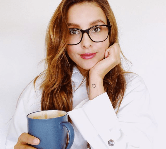 Tiene un tatuaje con forma de corazón en la muñeca izquierda.
<br>