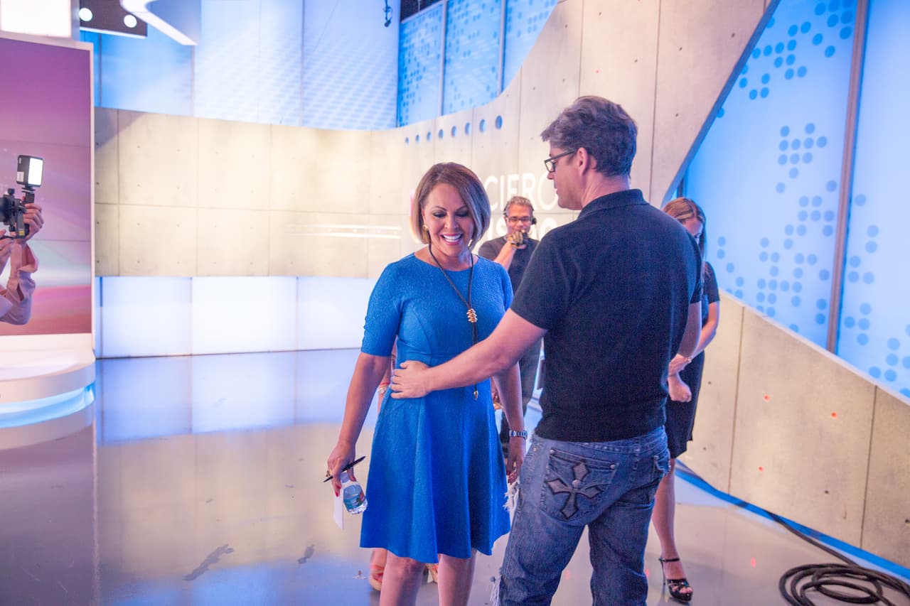 Al finalizar la edición del noticiero, los periodistas de la inmensa redacción de Univision se acercaron para brindarle su apoyo. “Para ser directa como lo he sido siempre en mi trabajo periodístico: no me han corrido, no he renunciado, no me estoy retirando, ni me estoy yendo a otro lado para hacer lo mismo que hago aquí”, afirmó.