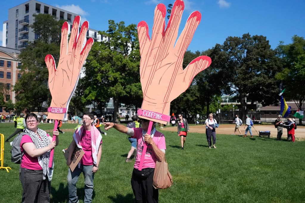 Grupos de derechos civiles y activistas por la paz marchan en Chicago, denunciando la venta de armas a Israel.