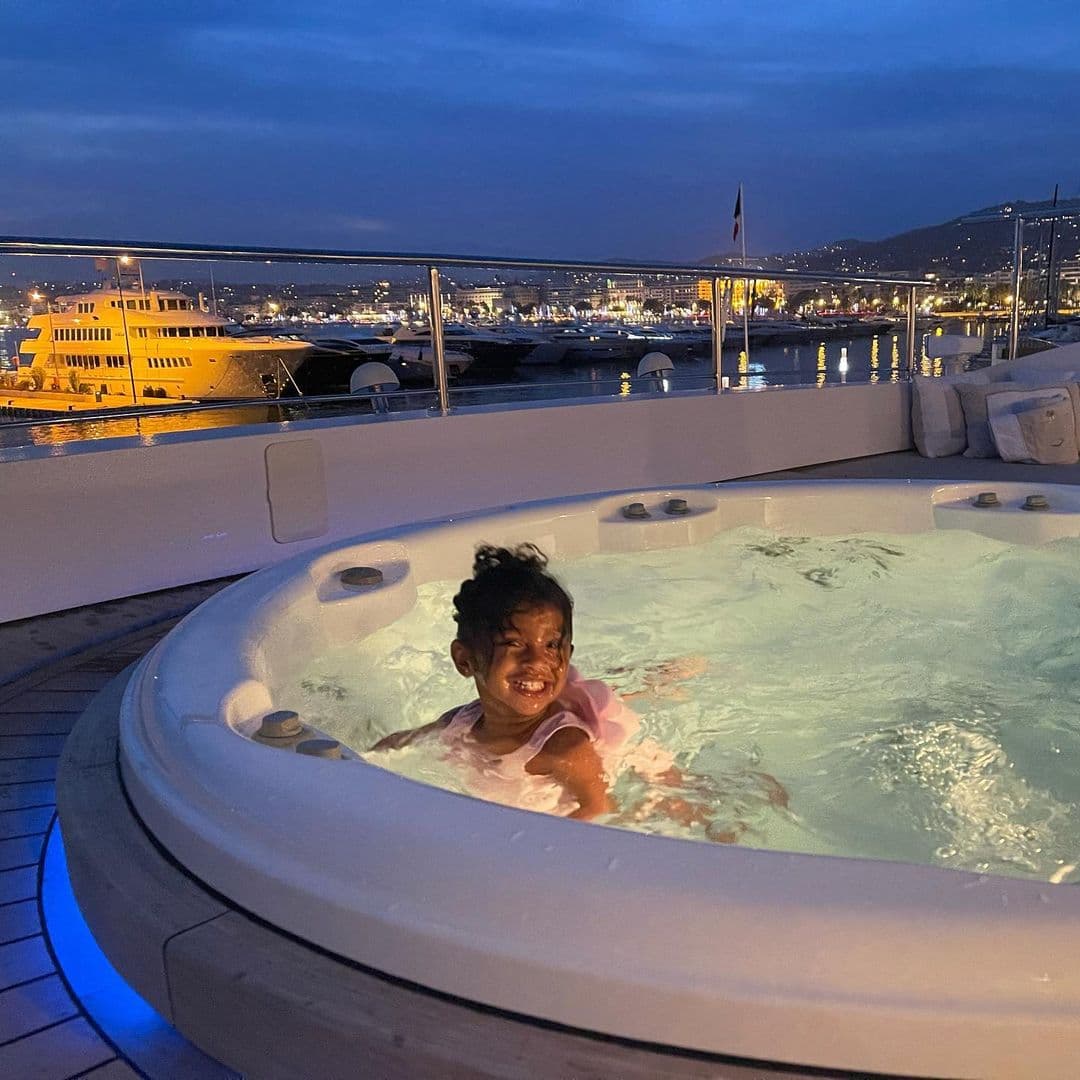 Las pequeñas fueron de las más divertidas en cada uno de los lugares que pisaron, incluso, viajaron en un lujoso yate.