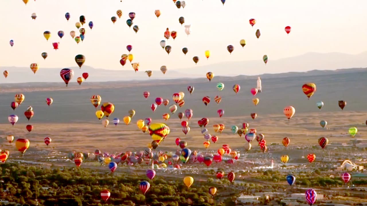 Al día siguiente, el domingo, el cielo estaba totalmente despejado y listo para el vuelo, y el cielo de Albuquerque se llenó de colores.