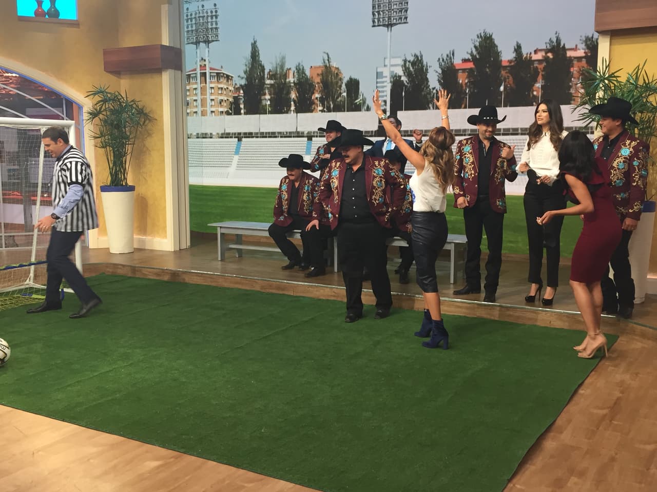 Karla resultó muy hábil en el juego de la pelota y así celebró el golazo que metió.