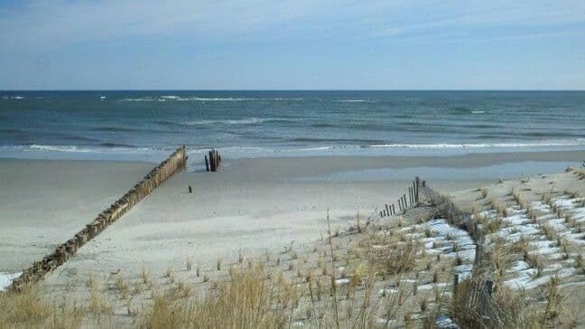 La joya escondida de la costa de Jersey es el meñique de una playa que no mide ni 2 millas de largo. Strathmere, una aldea de Upper Township, una ensenada de un semáforo que flota a su propio ritmo entre Ocean City y Sea Isle City, ofrece playas frescas y limpias sin cargo. Hay algunos pequeños inconvenientes, pero el entorno sereno y el ambiente tranquilo compensan la falta de comodidades modernas. 📍 
<a href="https://www.visitnj.org/nj-all-beaches/strathmere-upper-township-beach" target="_blank">Seaview Avenue to Prescott Road</a>