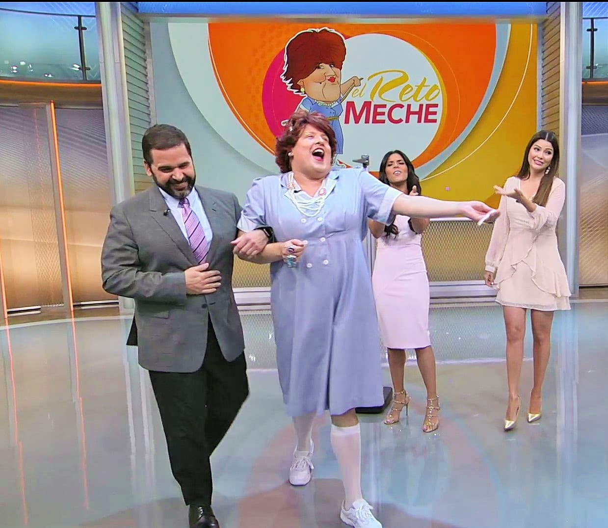 Shakira y Piqué podrían perder el título de la "pareja más famosa", según las declaraciones de Doña Meche. Albert se portó como un caballero tomándola del brazo.