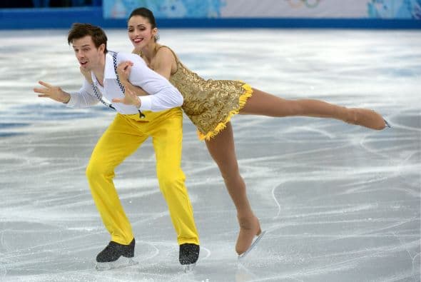 Stefania Berton y Ondrej Hotarek de Italia compiten en pareja durante los JJOO de Sochi.