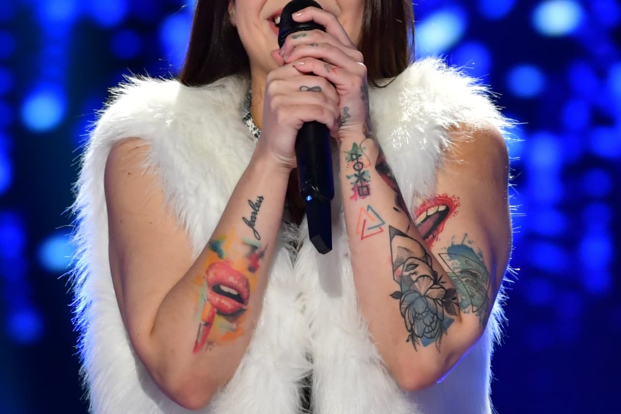 La mayoría de tatuajes eran labios en sus brazos.