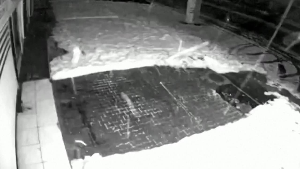 Cámaras de seguridad grabaron el momento en que un potente terremoto de 7.8 en la escala de Richter sacudió a Turquía este lunes, dejando centenares de muertos y miles de heridos. Rescatistas trabajan contrarreloj para hallar sobrevivientes y el gobierno pidió asistencia internacional. Sigue las últimas noticias en 
<a href="https://www.univision.com/noticias" target="_blank">Univision</a>.