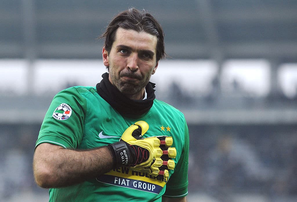 Sus equipos de la infancia fueron el Genoa y Carrarese.