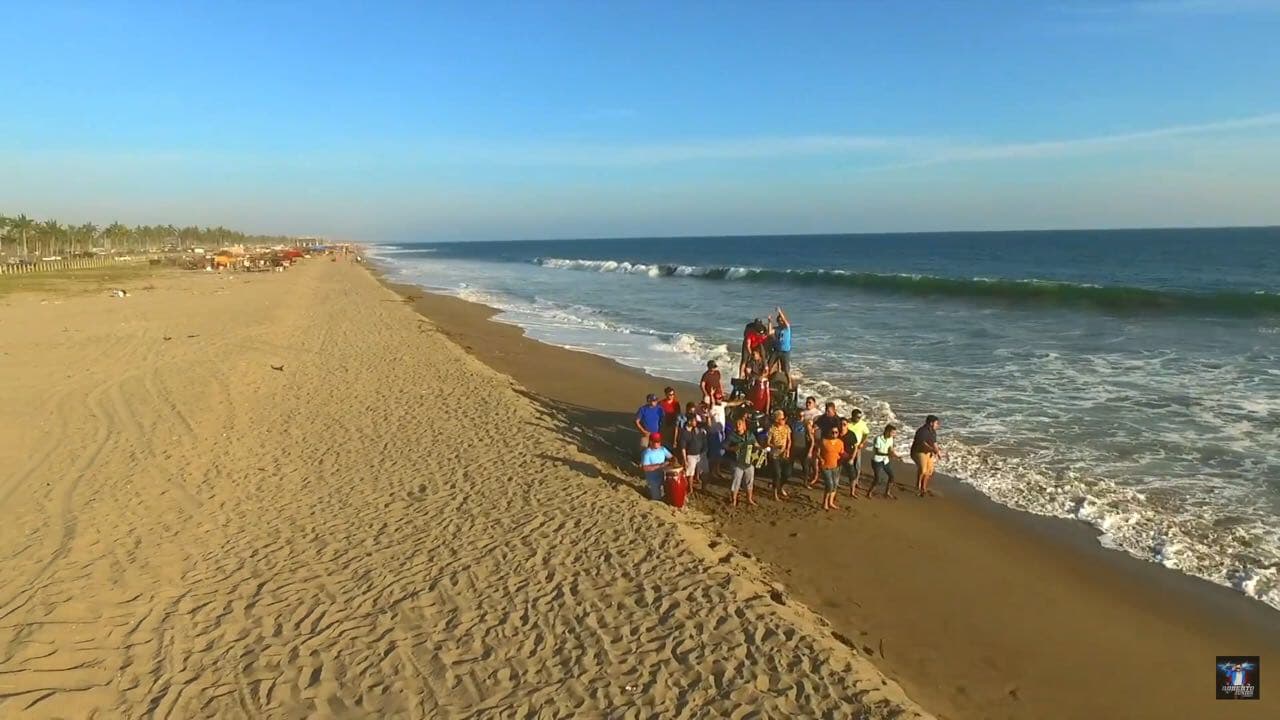 La fiesta del pueblo duró cuatro días y Roberto Jr. aprovechó que cantaría ahí y de una vez aprovechó para grabar el video junto a su banda y un gran número de extras, la mayoría gente de esa localidad sinaloense.