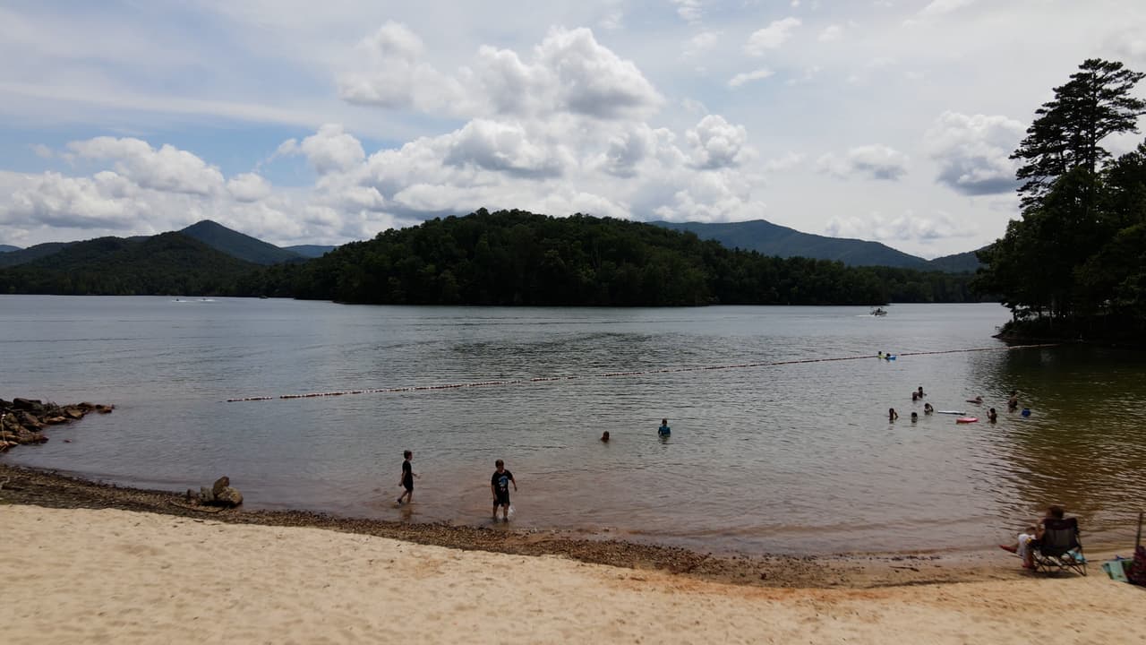 La zona cuenta además con una playa pública para nadar, parques infantiles y numerosas mesas de picnic también se encuentran en el punto recreativa del condado de Towns.