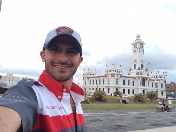 El pequeño que conocimos ha quedado atrás, ahora lo podemos ver ya sin cabello y mucho más maduro, graduándose como licenciado en administración de negocios.