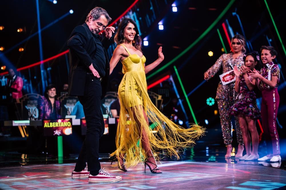 El año pasado hubo tres jueces invitados. La primera fue la cantante, compositora y bailarina María León.