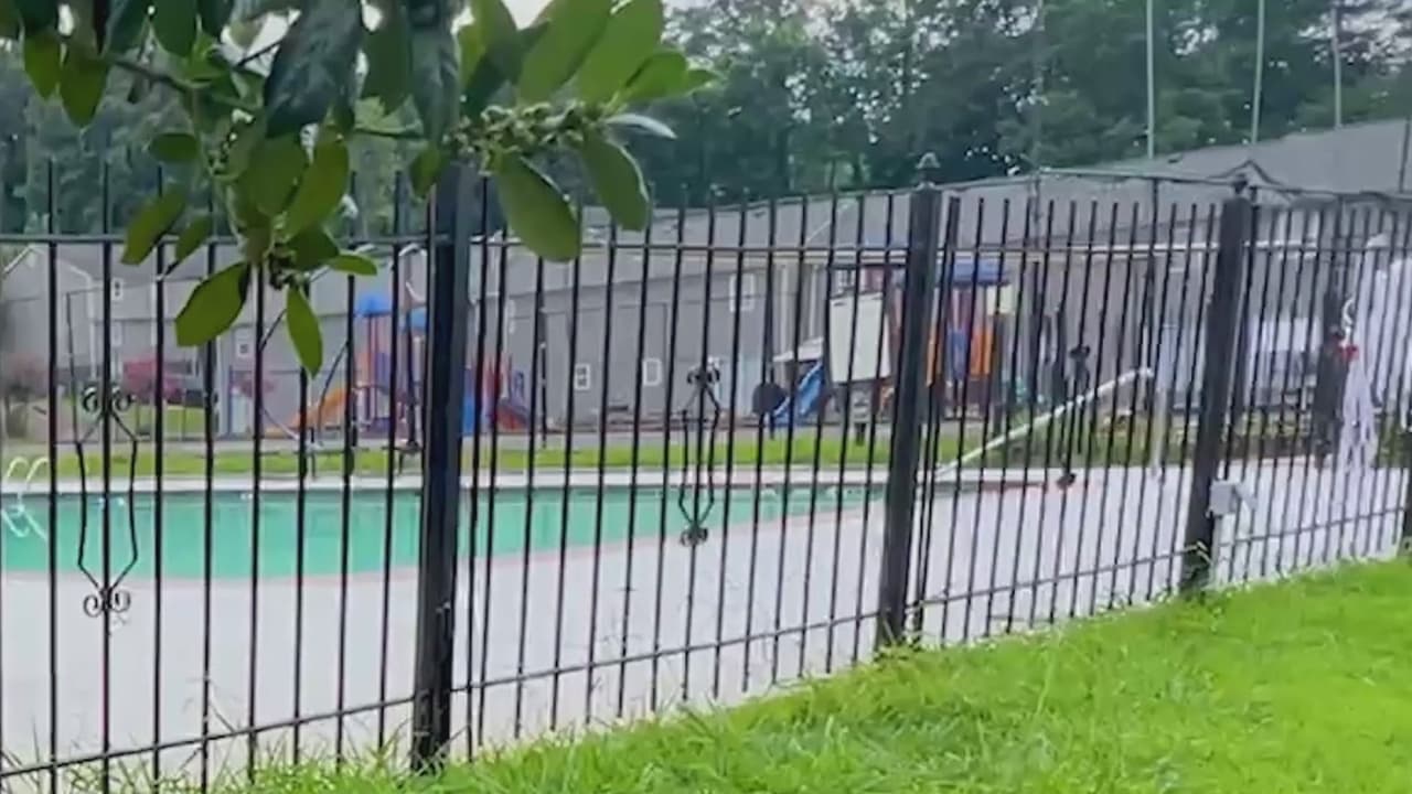 Vecinos hallaron muerto a un hombre hispano en la piscina de un complejo de apartamentos