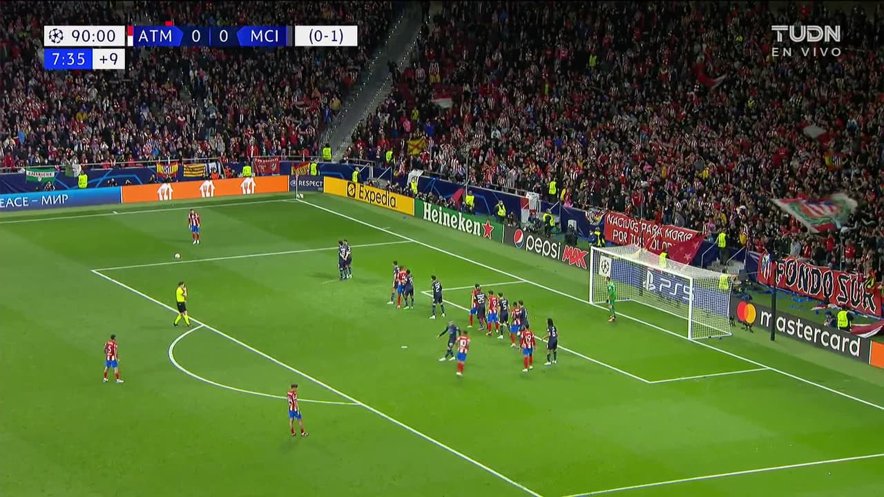 ¡TIRO ATAJADO! disparo por Yannick Carrasco.