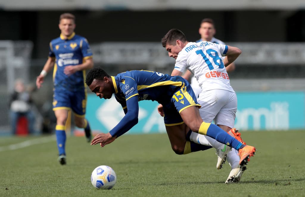 Con goles de Ruslan Malinovski y Duván Zapata, Hellas Verona cayó ante el Atalanta en casa y los de Gian Piero Gasperini se mantienen en cuarto lugar de la tabla en la Serie A.