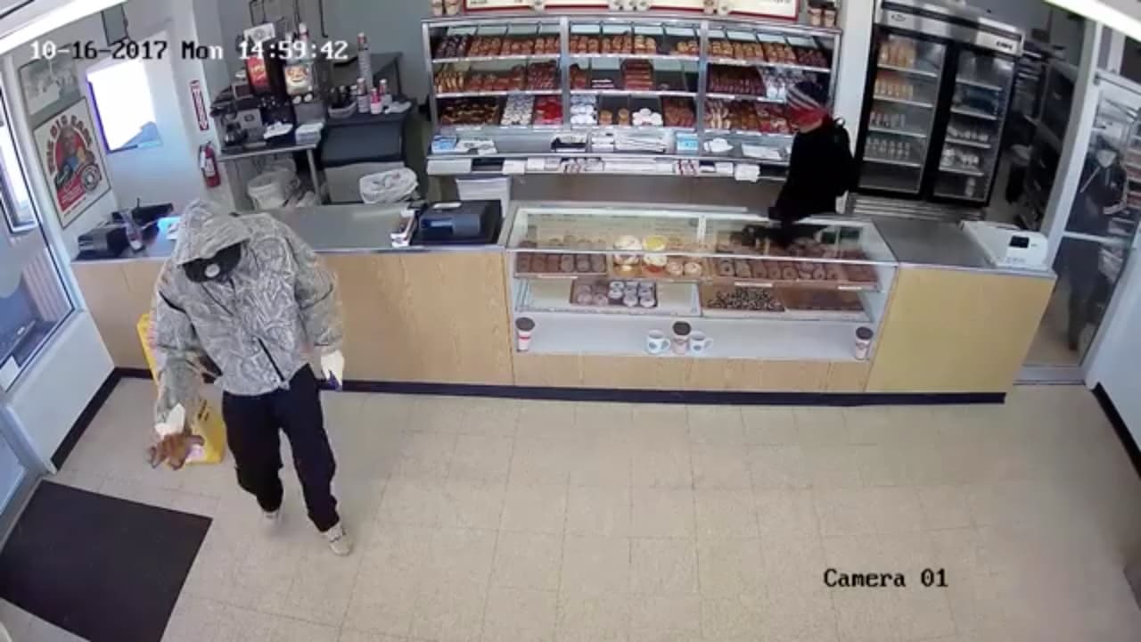 En video: Roban tienda de donas y antes de huir tienen una cortesía con los clientes