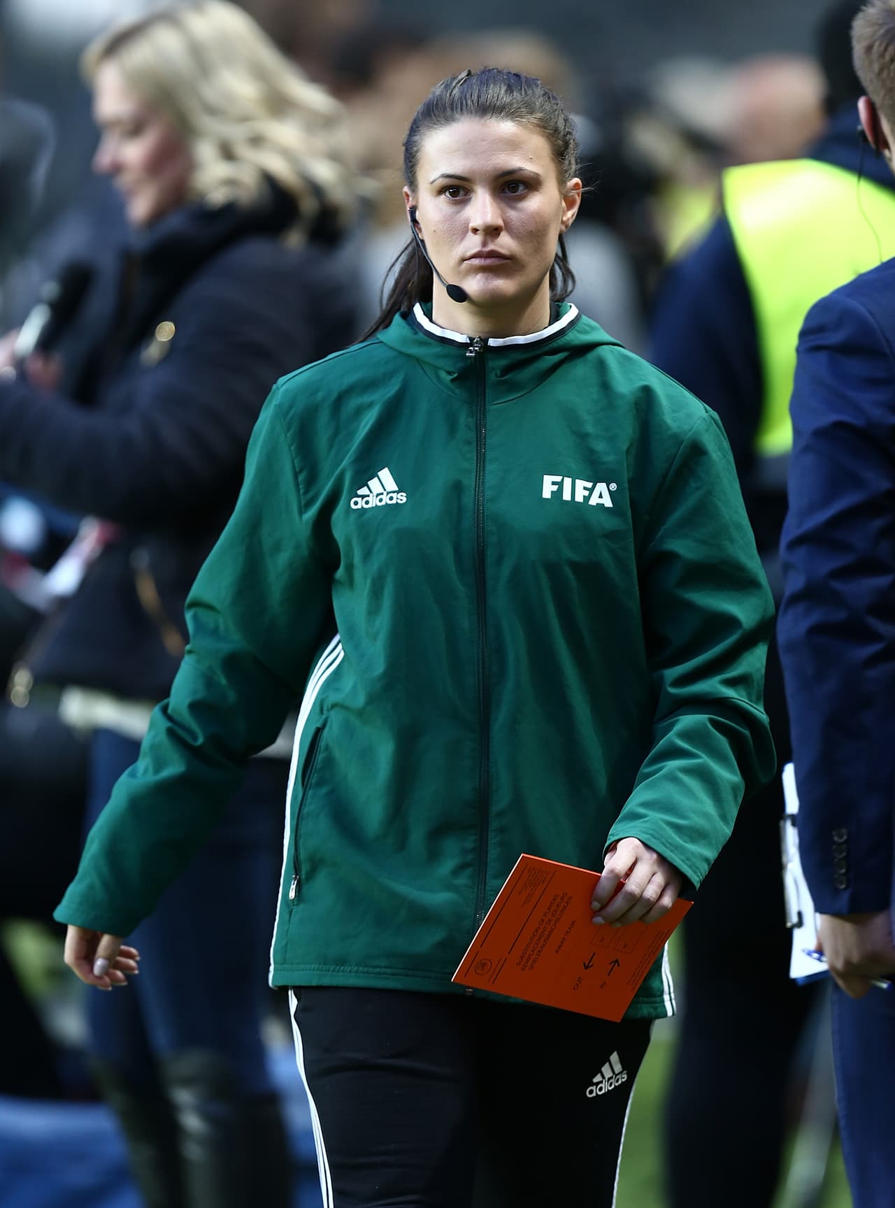 Esa situación ha involucrado de paso a su mujer, Lucy Oliver, quien ahora está en el ojo del huracán.