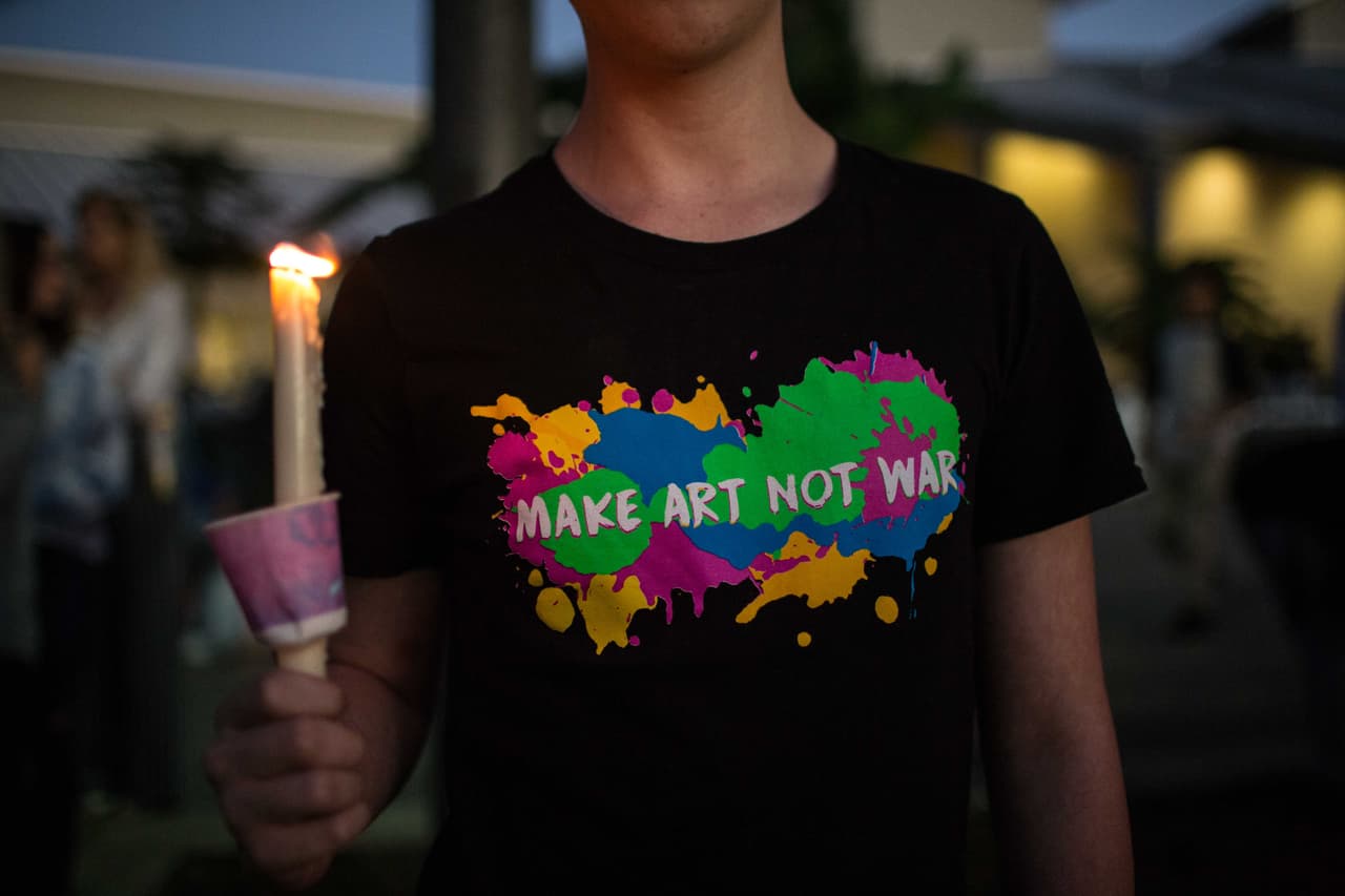 Ethan Kauffman, 15, decidió con sus compañeros del programa de drama a través de Snapchat llevar esta camiseta de la escuela a la vigilia. "Sentimos que el motto cuadraba con la situación", dijo, "algo tiene que cambiar, esta debería ser la última generación que conozca este dolor".