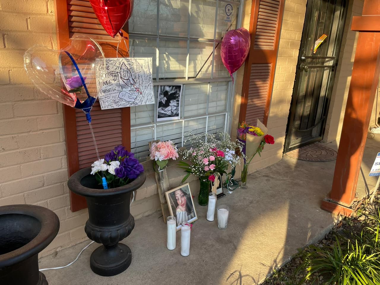 <b>¿Cómo denunciar violencia familiar?</b>
<br>
<br>Existe un programa de ayuda a víctimas de violencia familiar. Si necesitas refugio o ayuda puedes llamar a la Línea Nacional contra la Violencia Doméstica al 800-799-7233 (800-799-SAFE) o al servicio de teléfono al 800-787-3224.
<br>