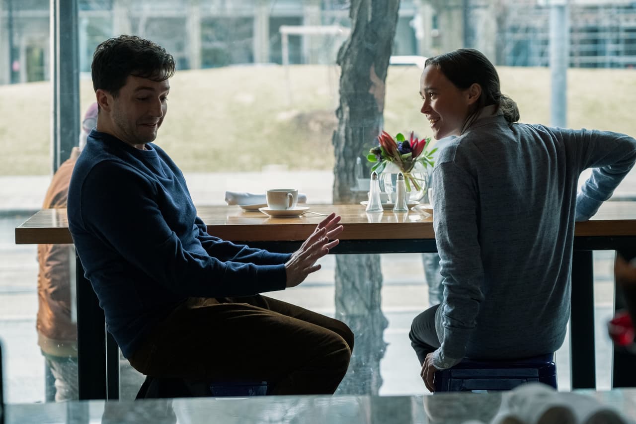 Viktor Hargreeves con Harold en 'The Umbrella Academy'