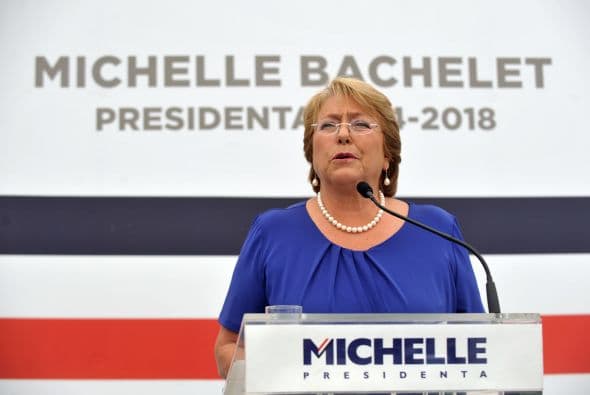 25.- MICHELLE BACHELET: La actual presidenta de Chile lleva dos mandatos en el Palacio de la Moneda. Terminó su primer mandato con un 84% de aprobación y más tarde se convirtió en la directora ejecutiva de la fundación de la ONU sobre la Mujer.