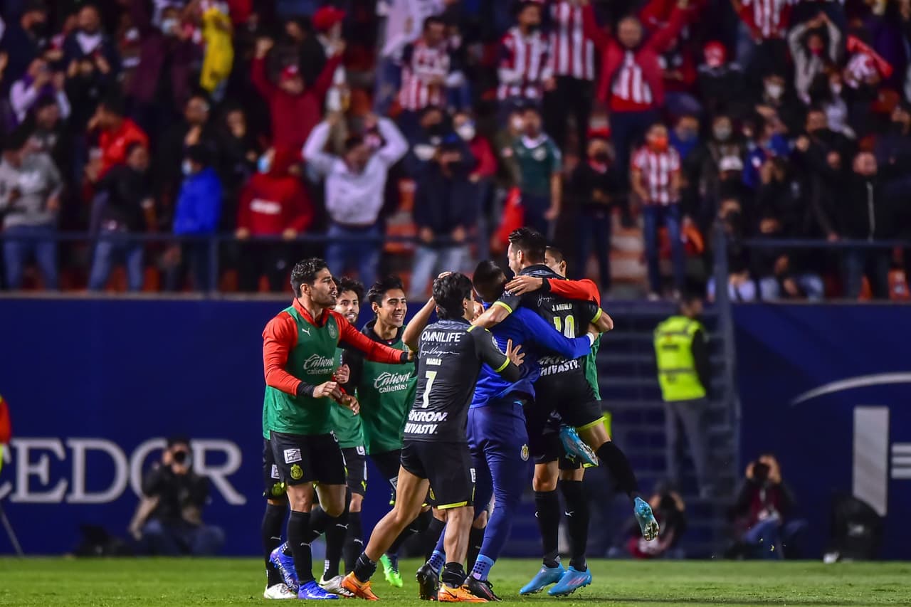 Leaño respira… Chivas tuvo una bravía reacción en el segundo tiempo y rescató el empate tras un inicio desastroso que Atlético de San Luis no supo sostener.