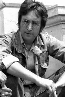 Escritor asegura que asesino de John Lennon lo mató por órdenes de alienígenas