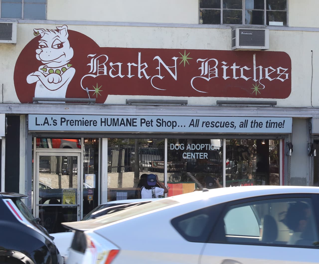 La modelo paseaba con su hermana, Khloe Kardashian.